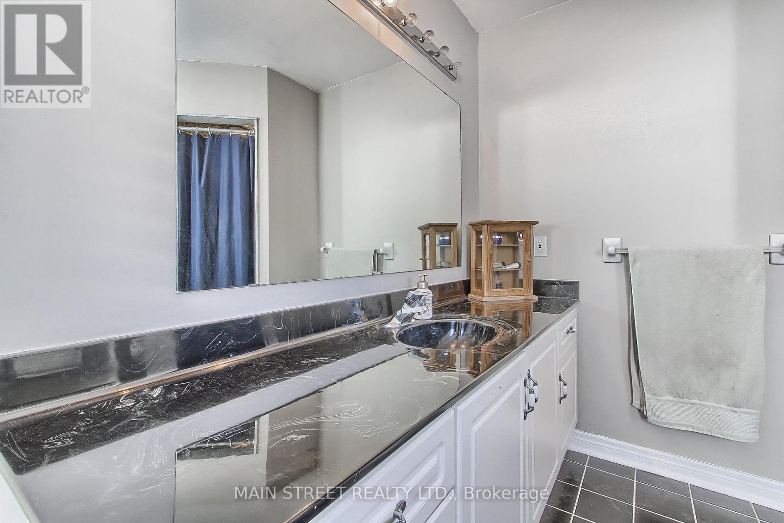 Photo 30 of 46 Silverstone Crescent, Georgina ON