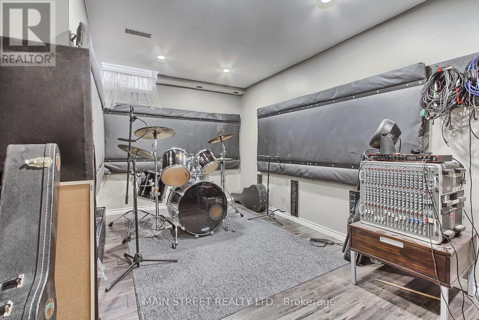 Photo 43 of 46 Silverstone Crescent, Georgina ON