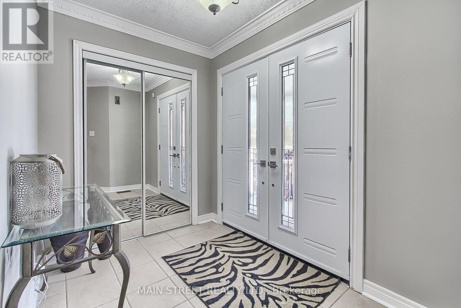 Photo 5 of 46 Silverstone Crescent, Georgina ON