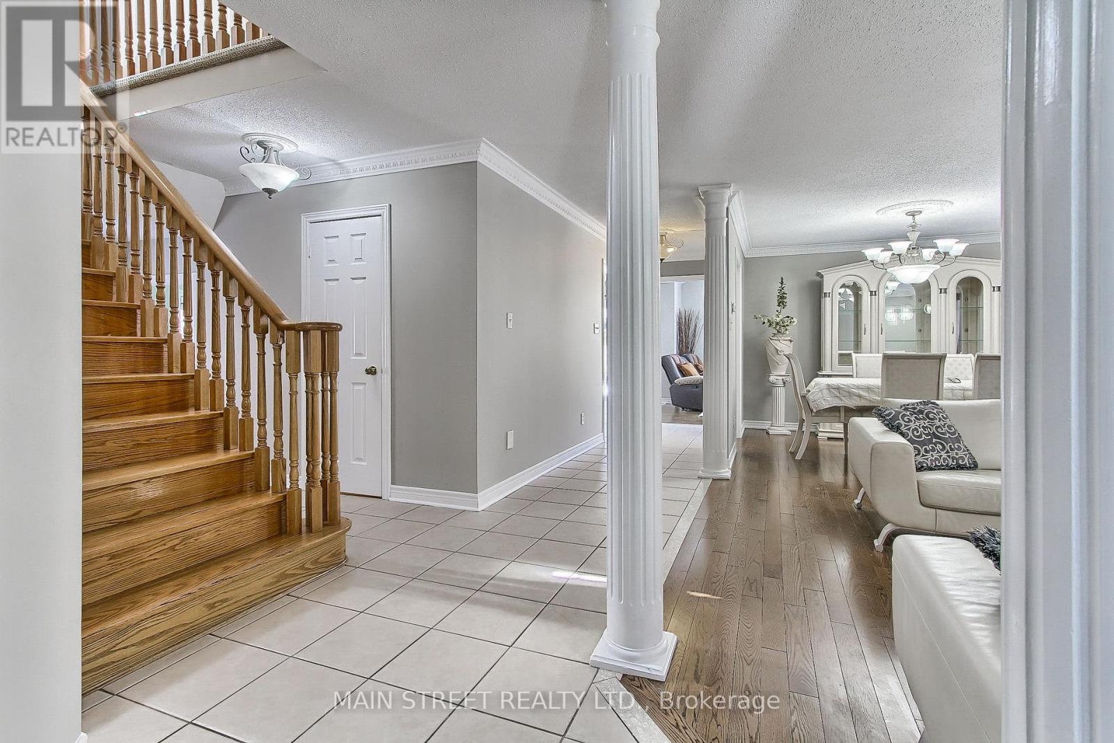 Photo 6 of 46 Silverstone Crescent, Georgina ON