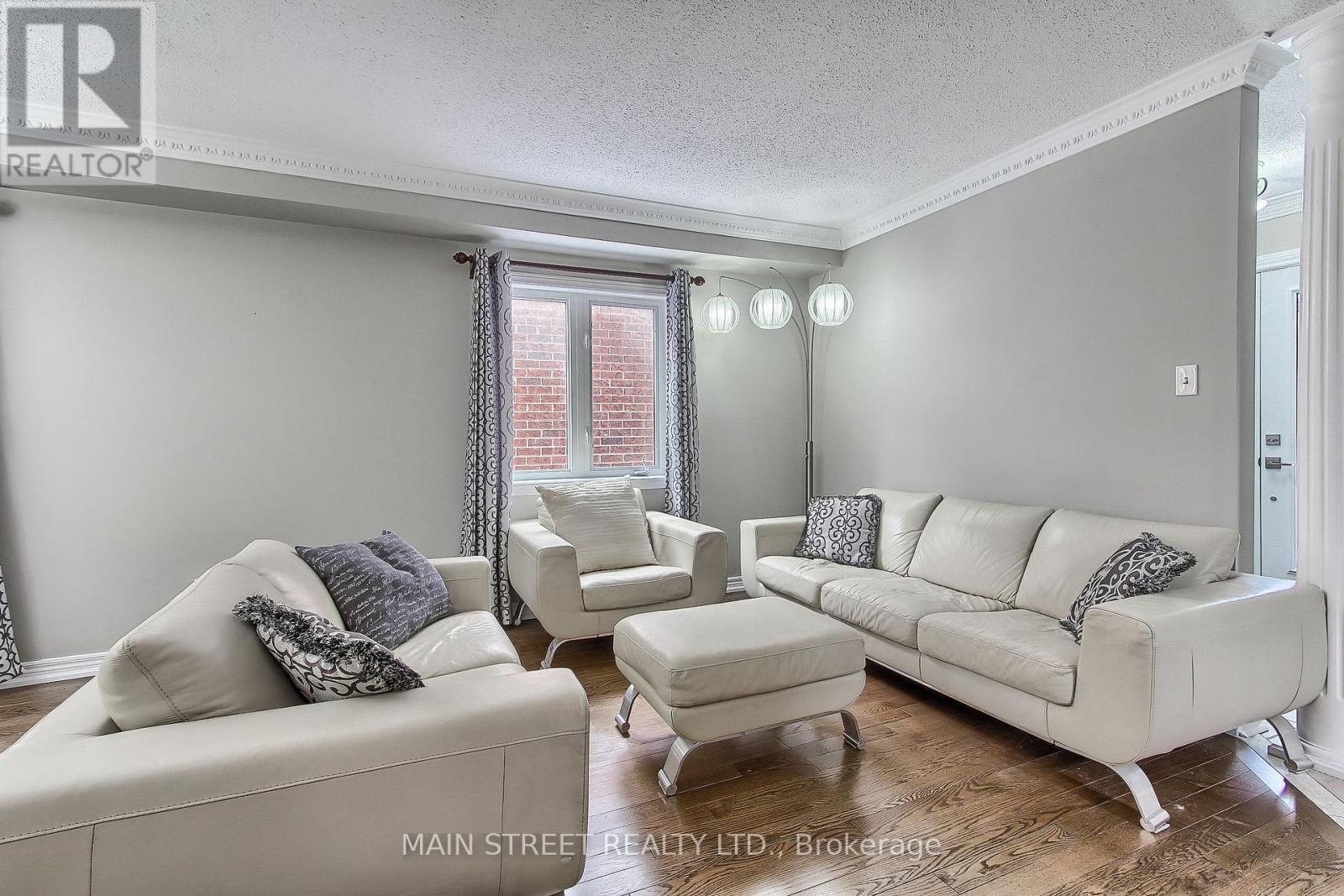 Photo 8 of 46 Silverstone Crescent, Georgina ON