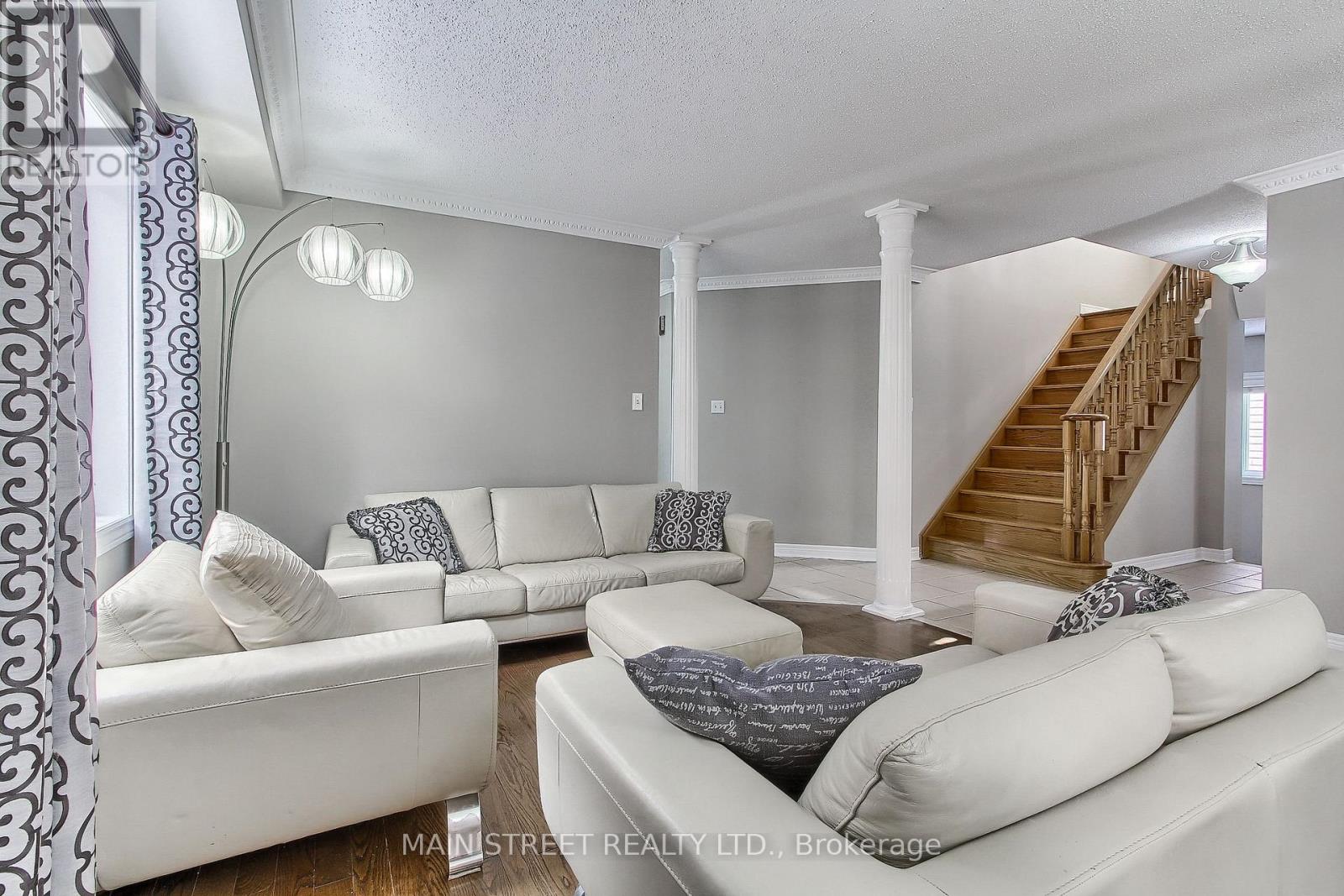 Photo 9 of 46 Silverstone Crescent, Georgina ON