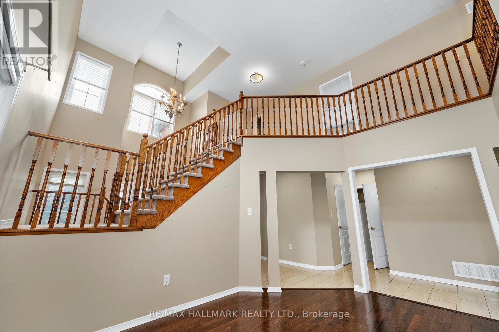 Photo 11 of 58 Casa Grande Street, Richmond Hill ON