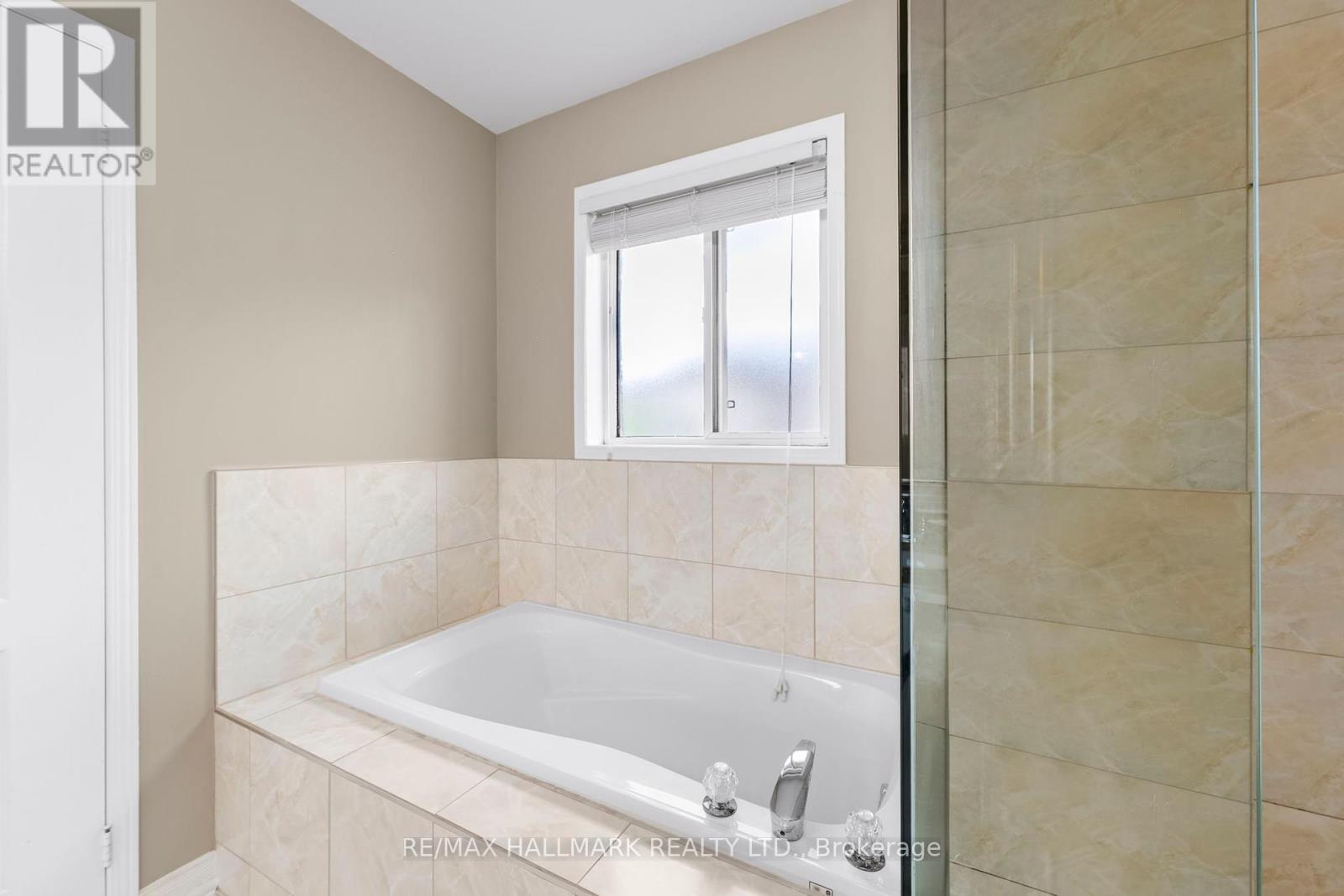 Photo 20 of 58 Casa Grande Street, Richmond Hill ON