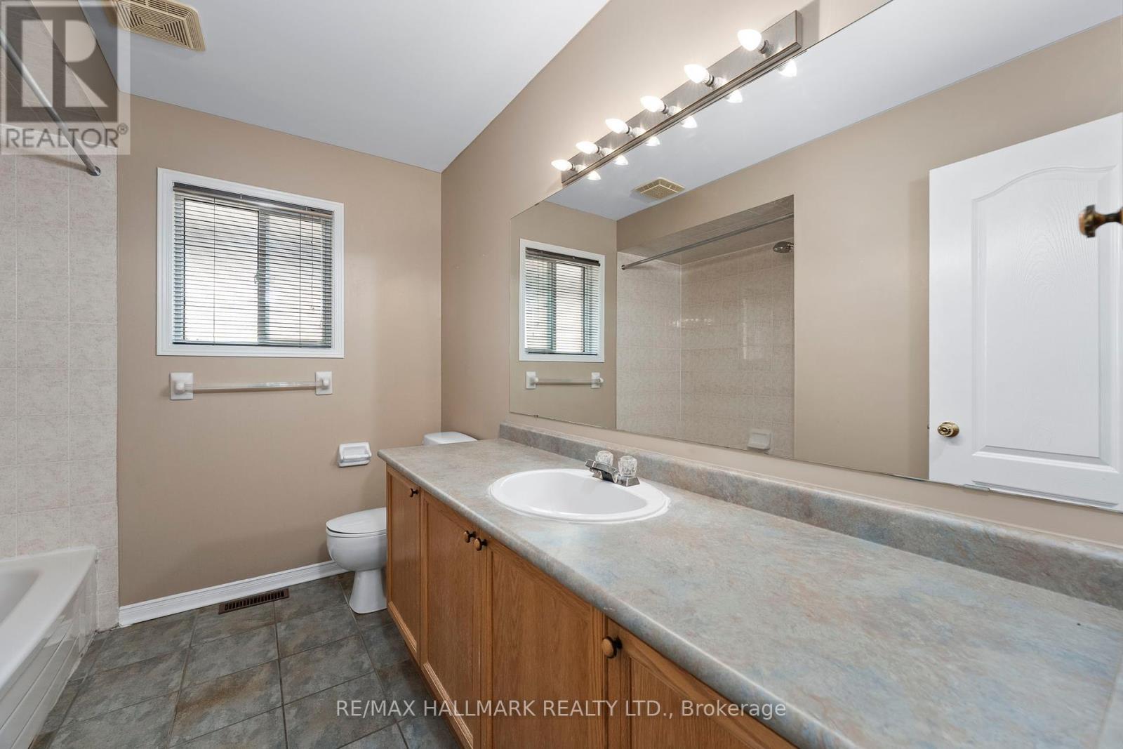 Photo 21 of 58 Casa Grande Street, Richmond Hill ON