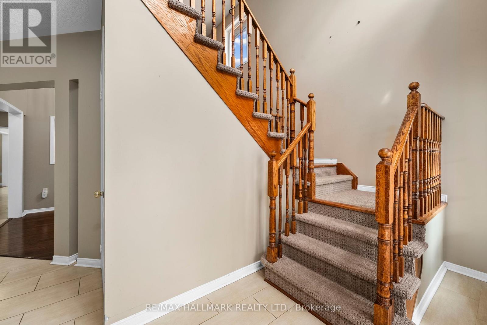 Photo 3 of 58 Casa Grande Street, Richmond Hill ON