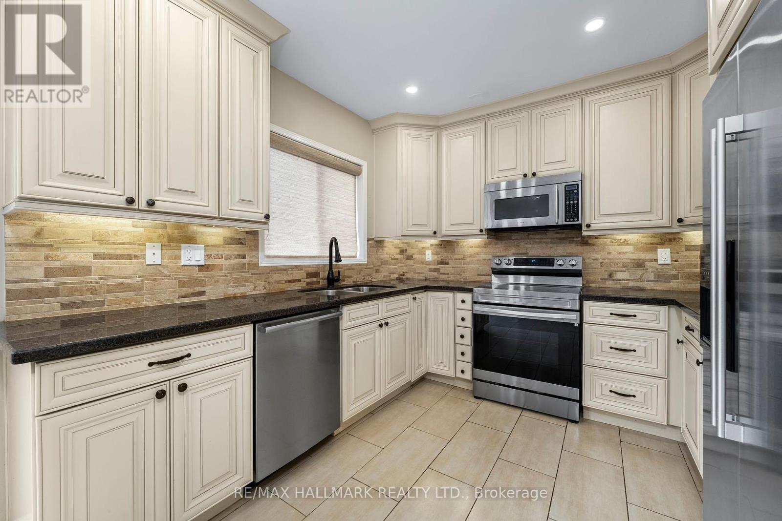 Photo 8 of 58 Casa Grande Street, Richmond Hill ON