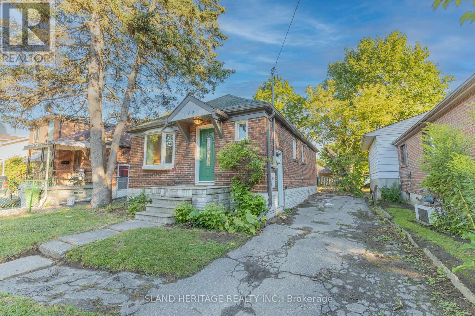 Photo 2 of 142 Symons Street, Toronto ON