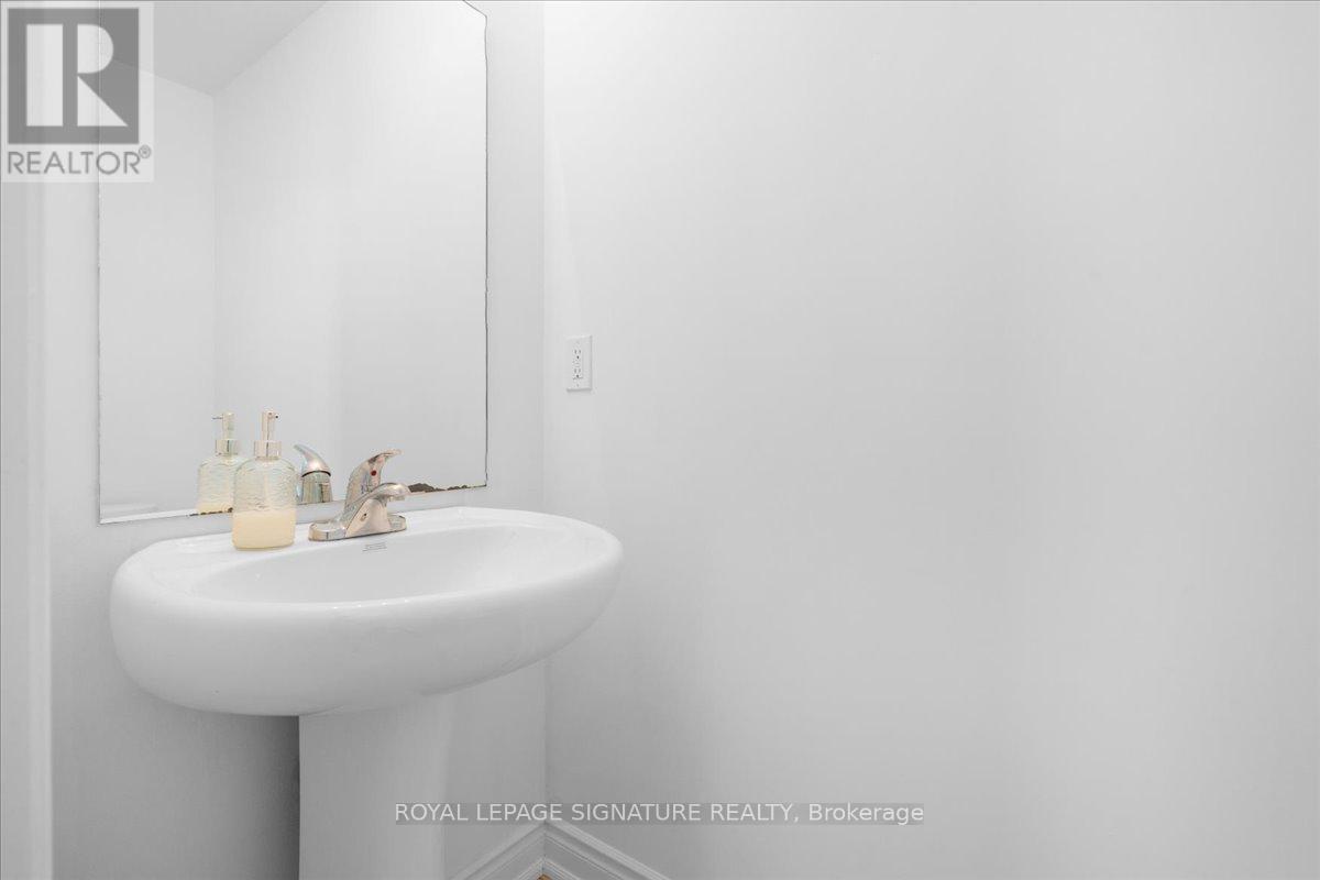 Photo 14 of 61 35 Applewood Lane, Toronto ON