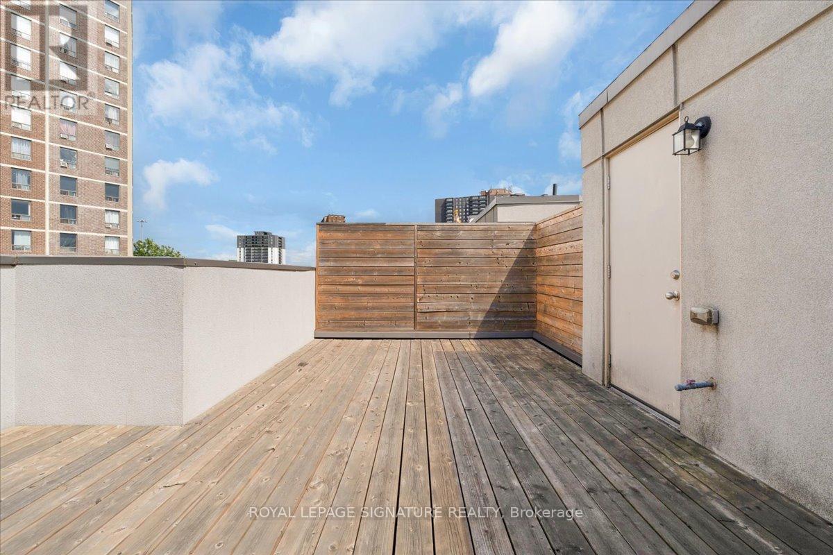 Photo 31 of 61 35 Applewood Lane, Toronto ON