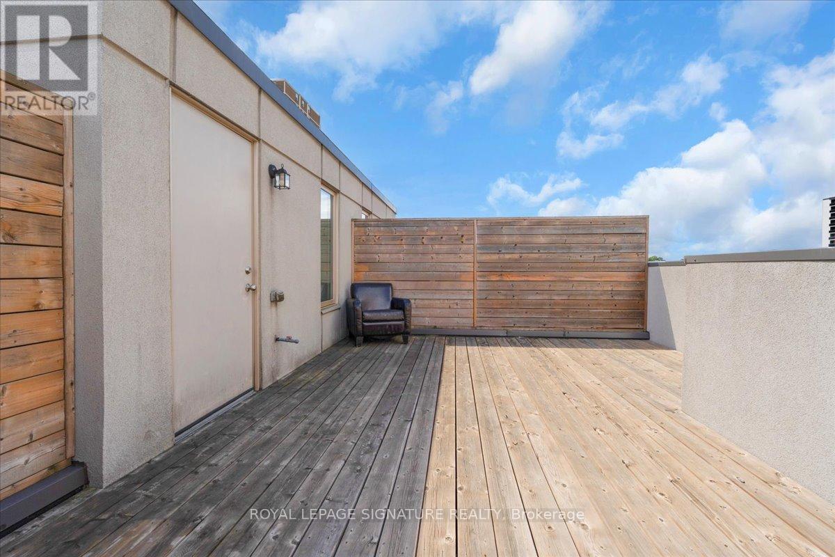 Photo 32 of 61 35 Applewood Lane, Toronto ON