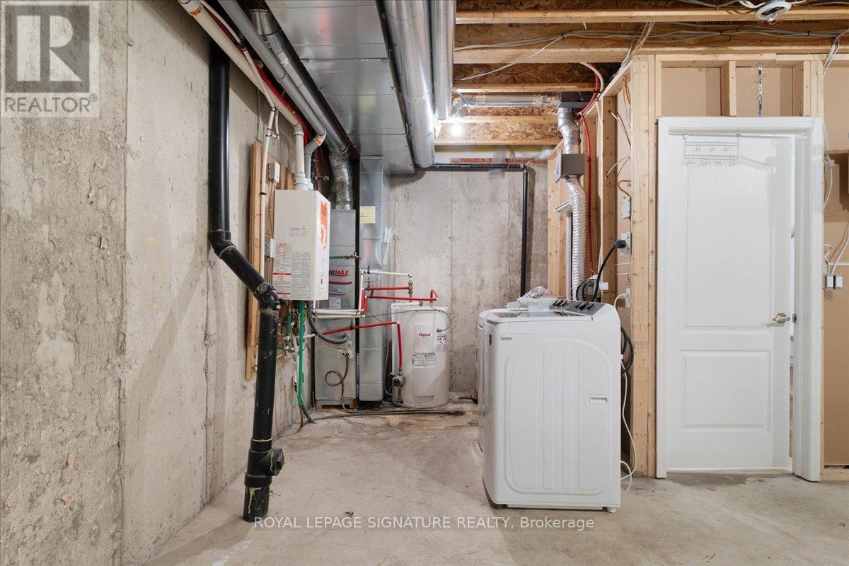 Photo 34 of 61 35 Applewood Lane, Toronto ON