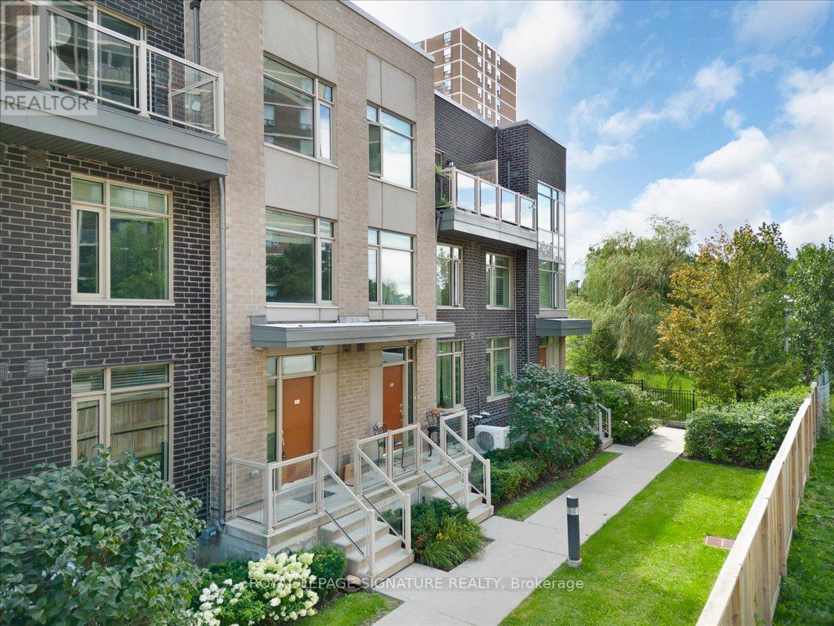 Photo 36 of 61 35 Applewood Lane, Toronto ON