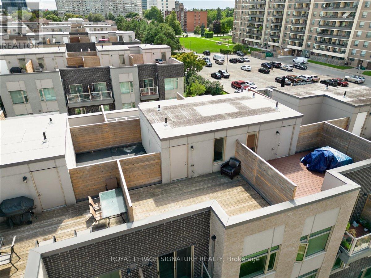 Photo 38 of 61 35 Applewood Lane, Toronto ON