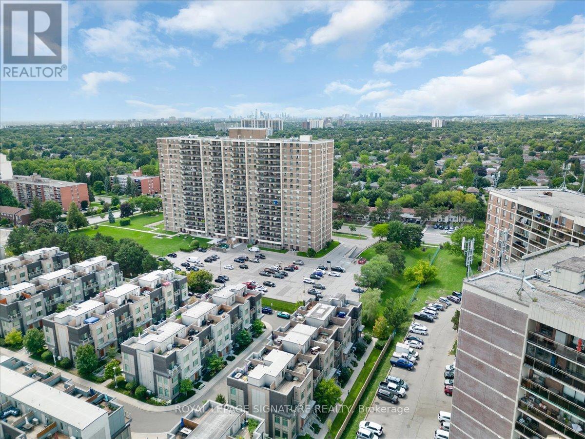 Photo 39 of 61 35 Applewood Lane, Toronto ON