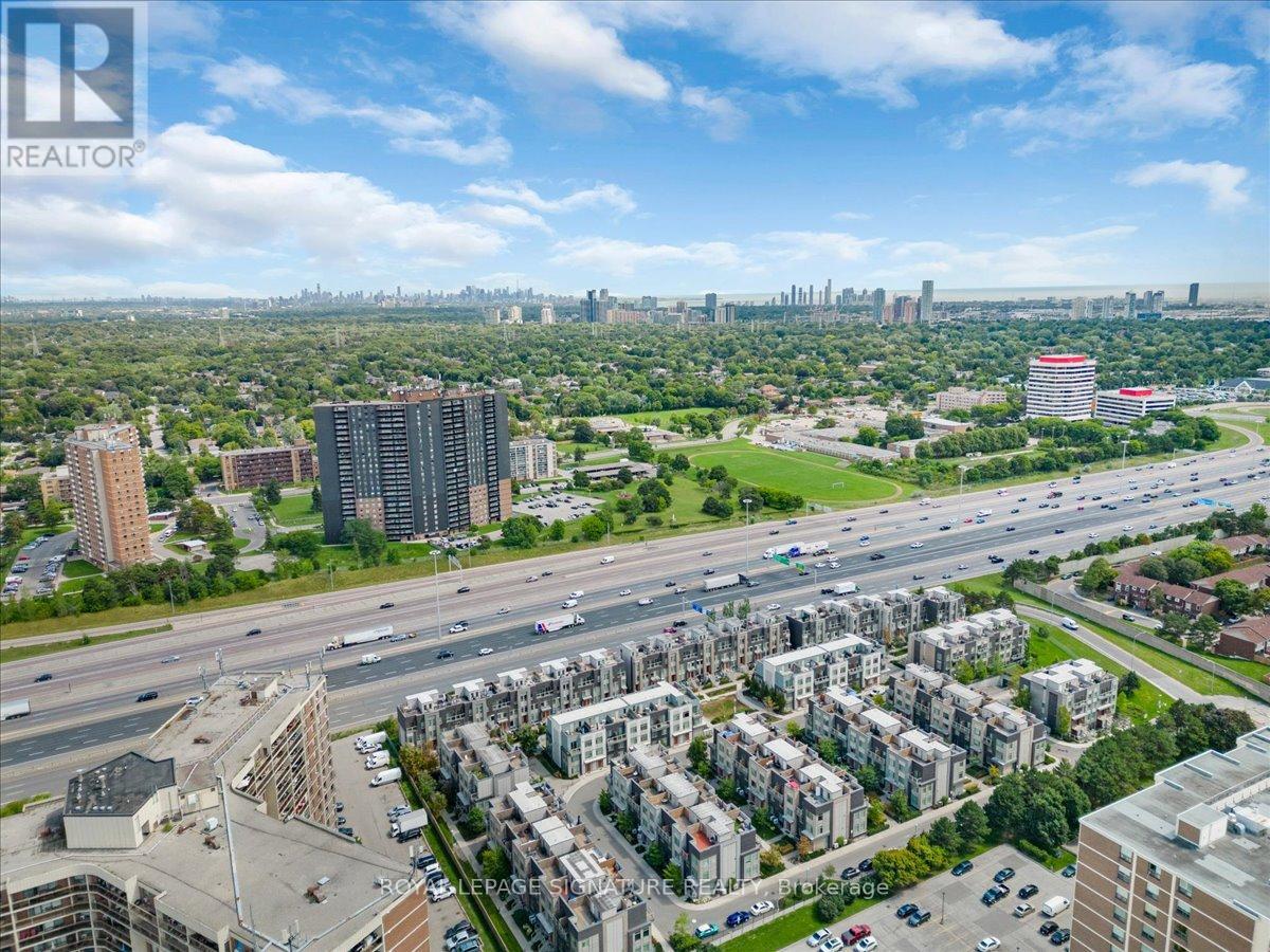Photo 40 of 61 35 Applewood Lane, Toronto ON
