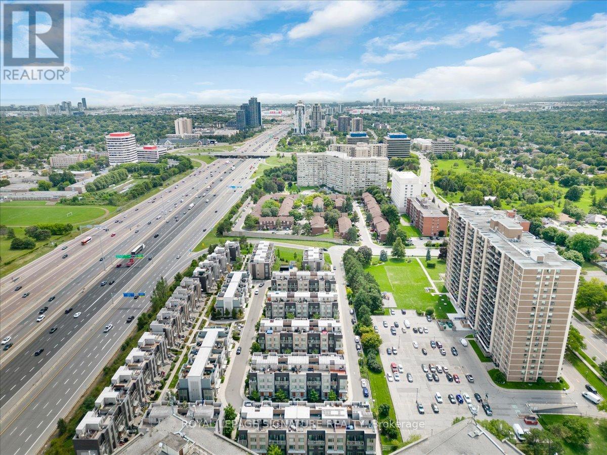 Photo 41 of 61 35 Applewood Lane, Toronto ON