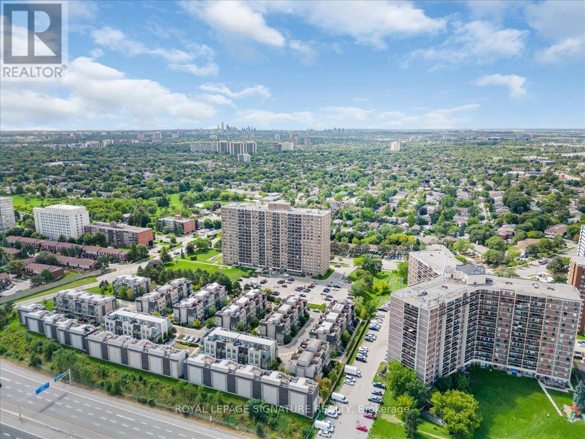 Photo 42 of 61 35 Applewood Lane, Toronto ON