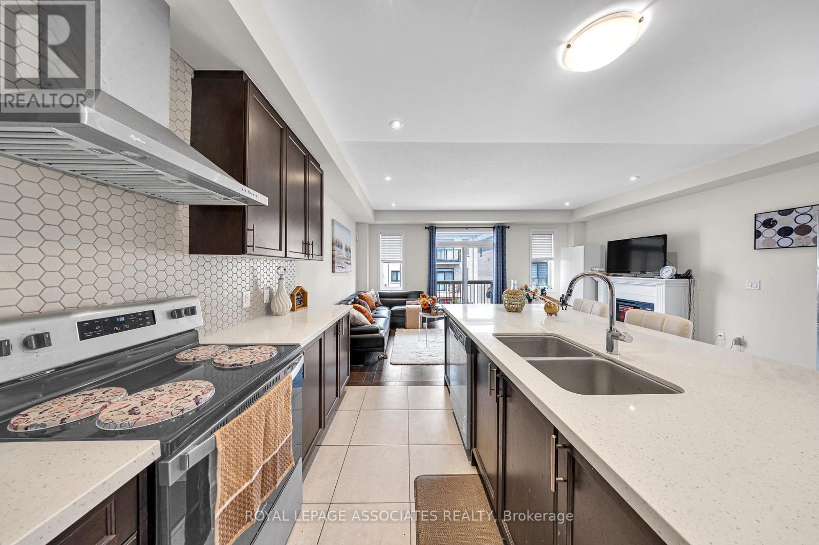 Photo 15 of 44 Elkington Crescent, Whitby ON