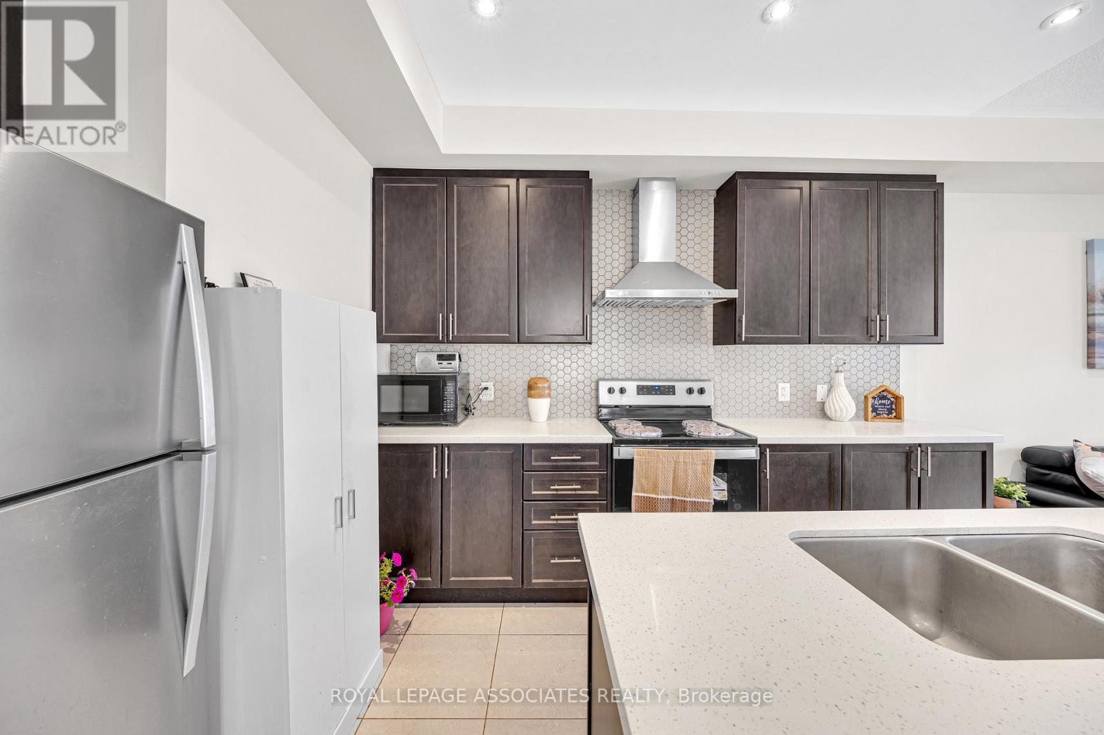 Photo 14 of 44 Elkington Crescent, Whitby ON