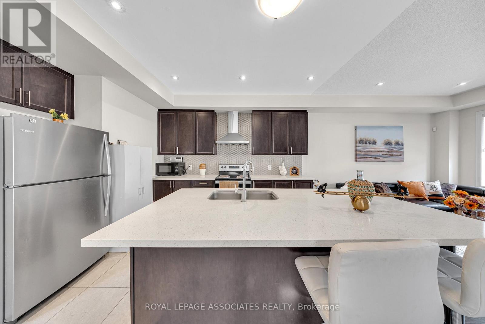Photo 13 of 44 Elkington Crescent, Whitby ON