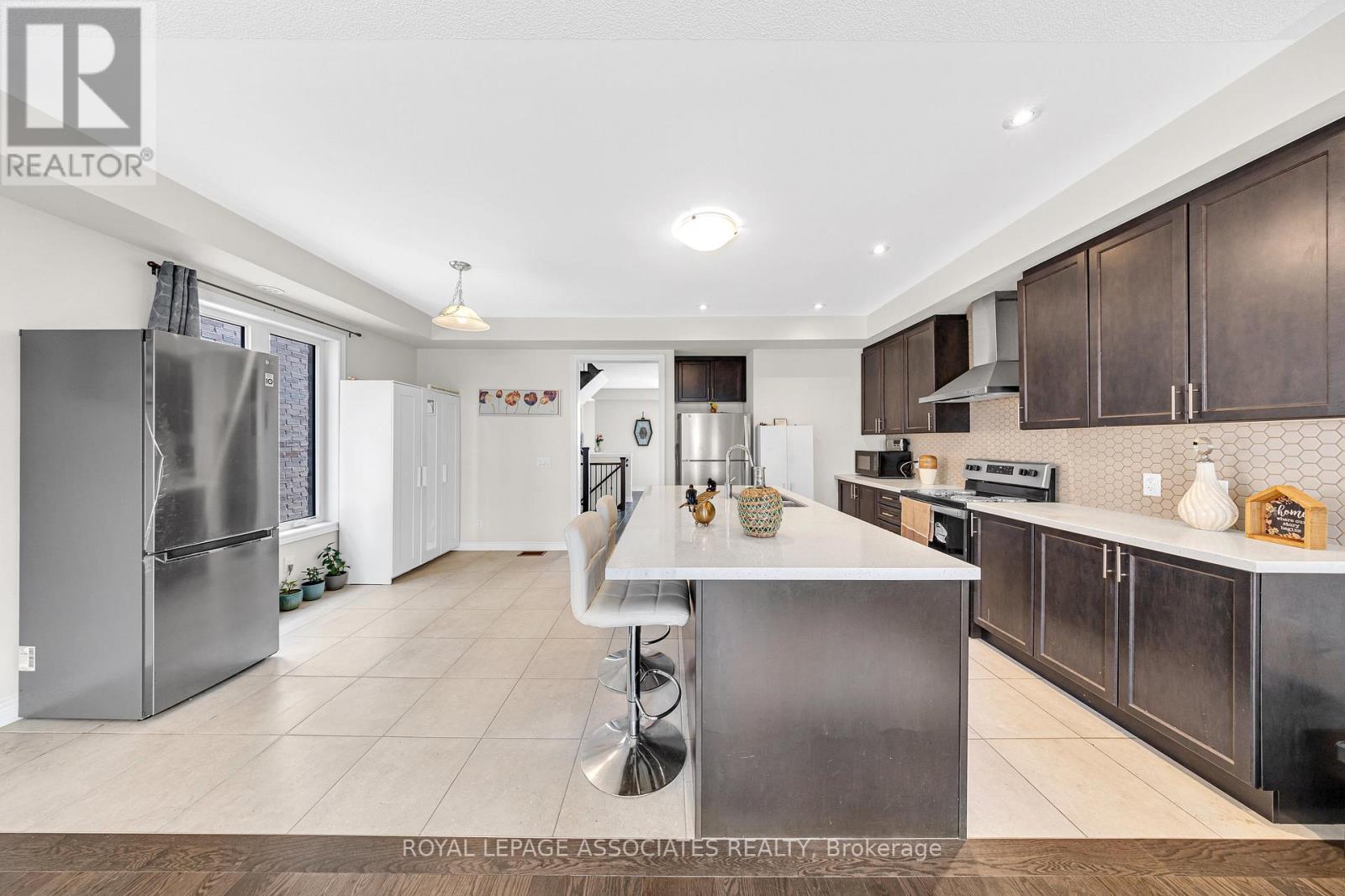 Photo 10 of 44 Elkington Crescent, Whitby ON