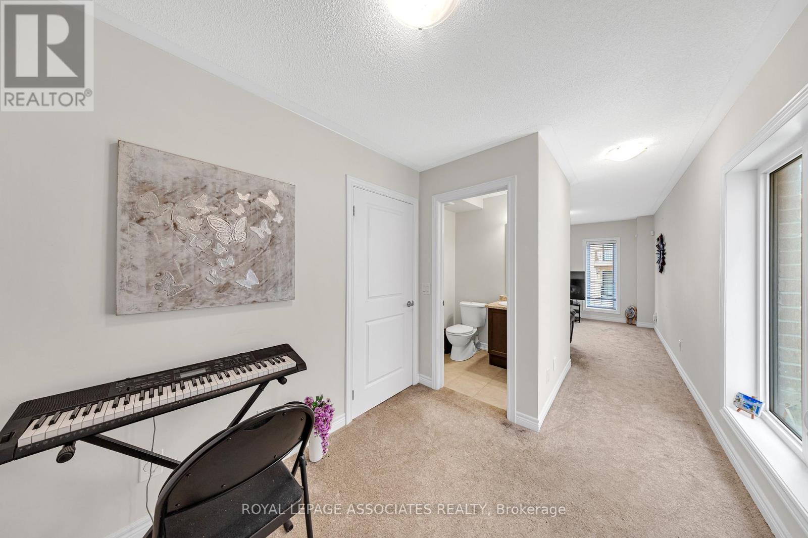 Photo 25 of 44 Elkington Crescent, Whitby ON