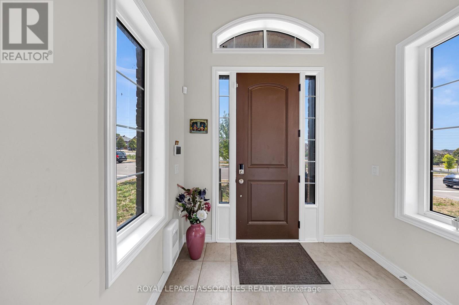 Photo 23 of 44 Elkington Crescent, Whitby ON