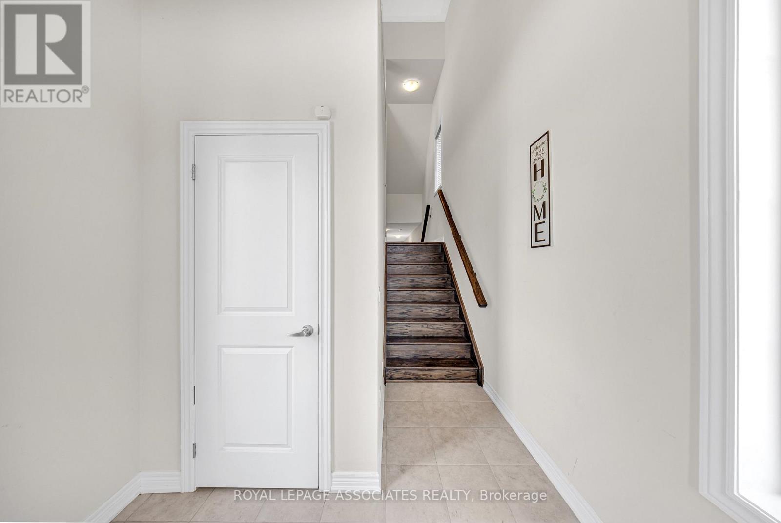 Photo 24 of 44 Elkington Crescent, Whitby ON