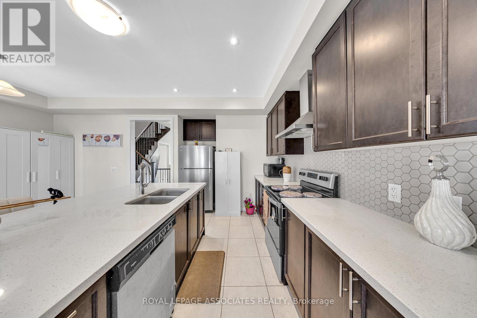 Photo 17 of 44 Elkington Crescent, Whitby ON
