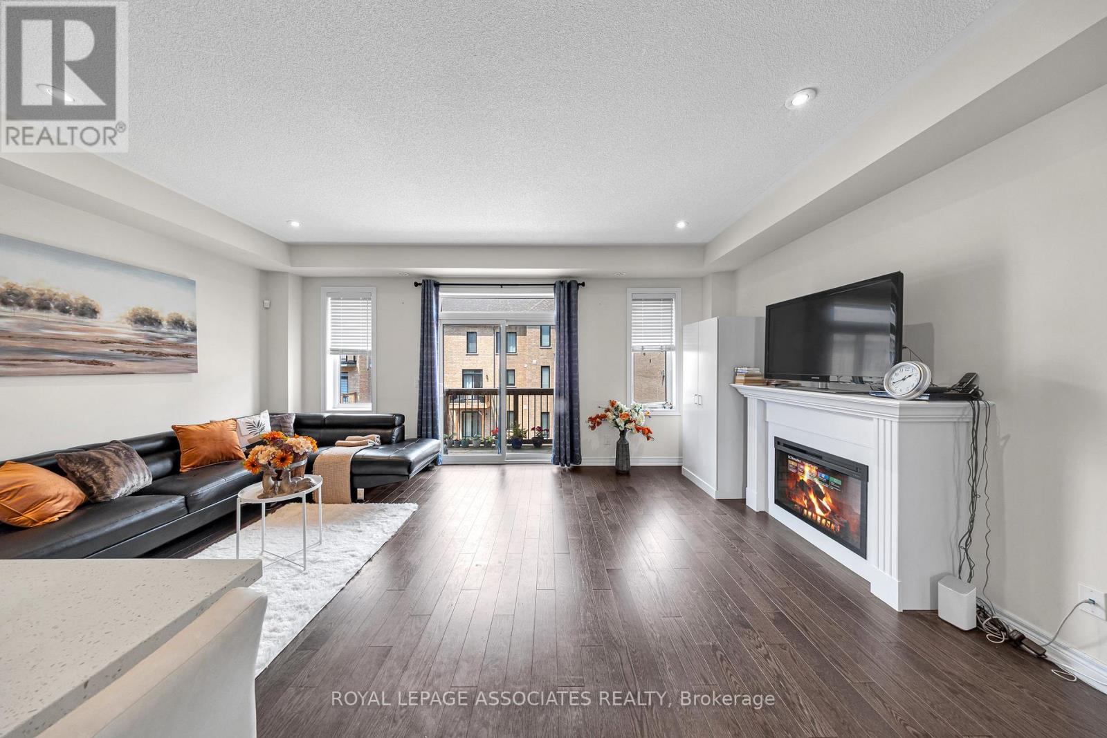 Photo 18 of 44 Elkington Crescent, Whitby ON