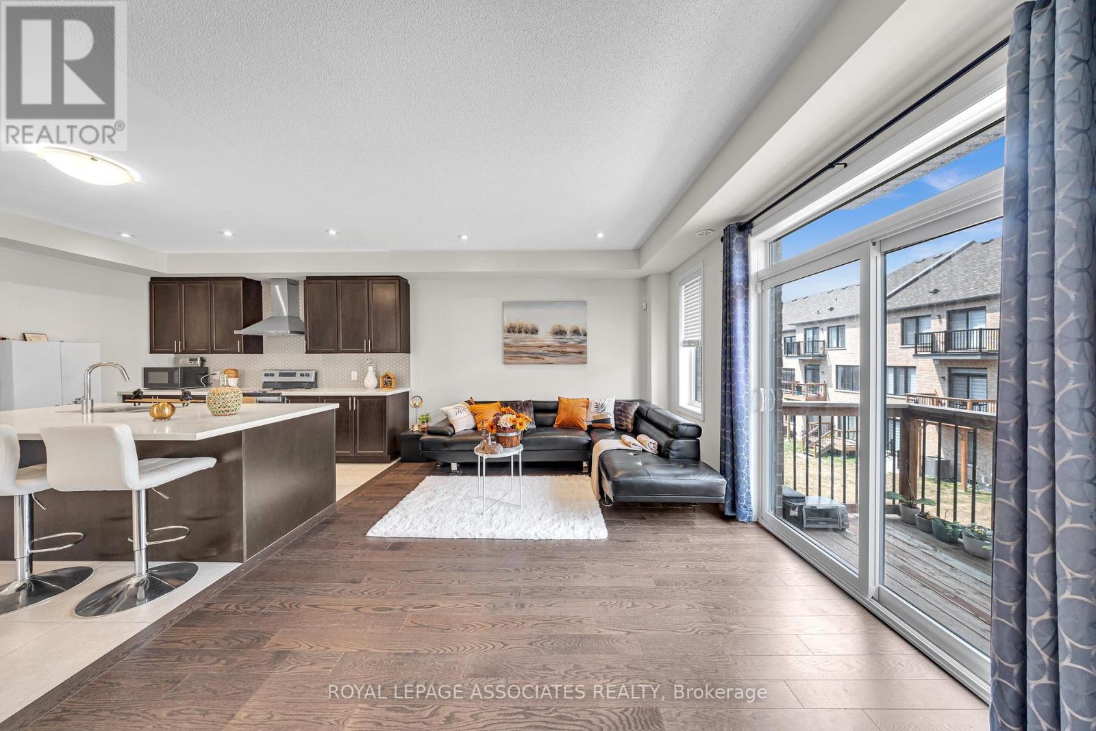 Photo 19 of 44 Elkington Crescent, Whitby ON