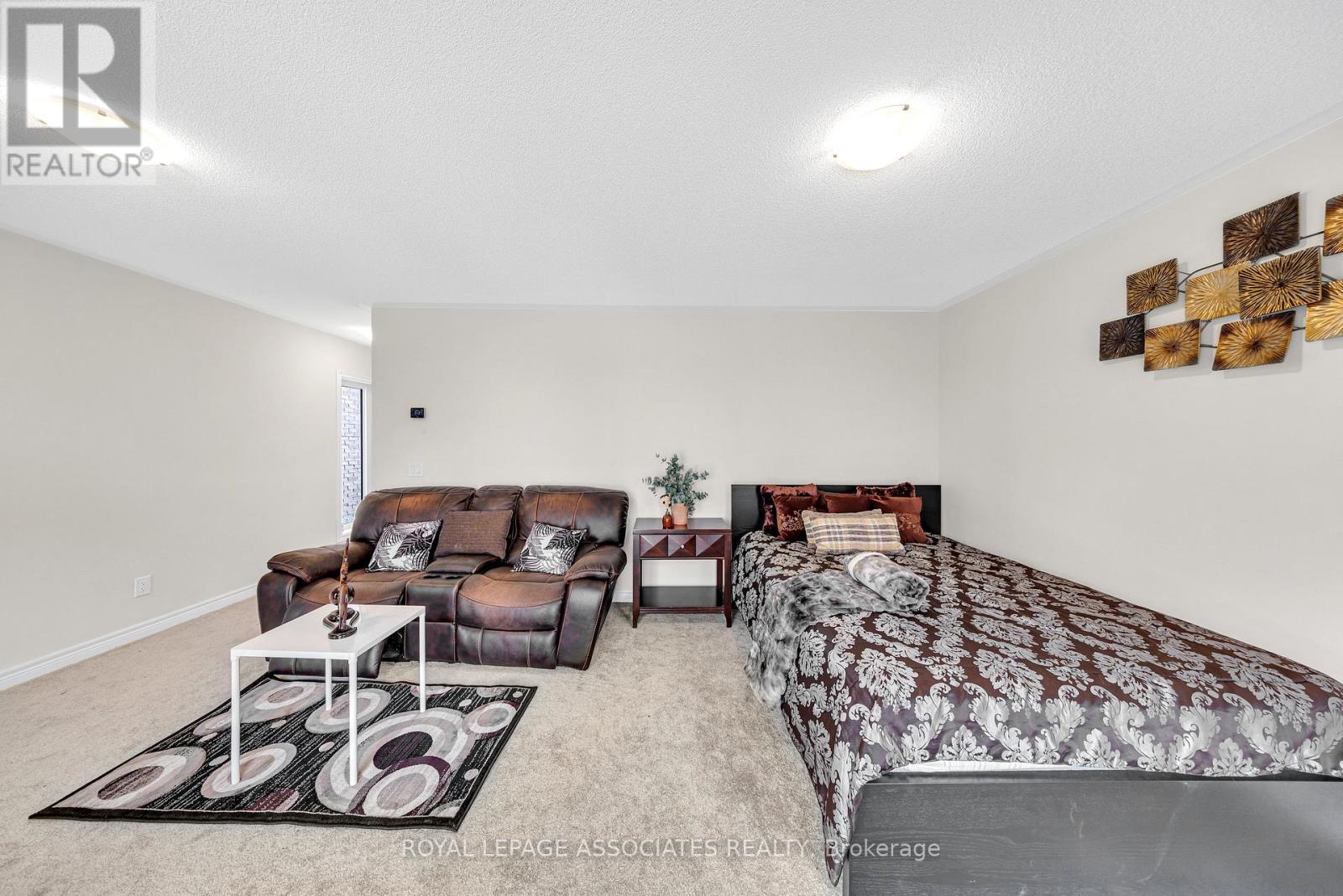 Photo 32 of 44 Elkington Crescent, Whitby ON