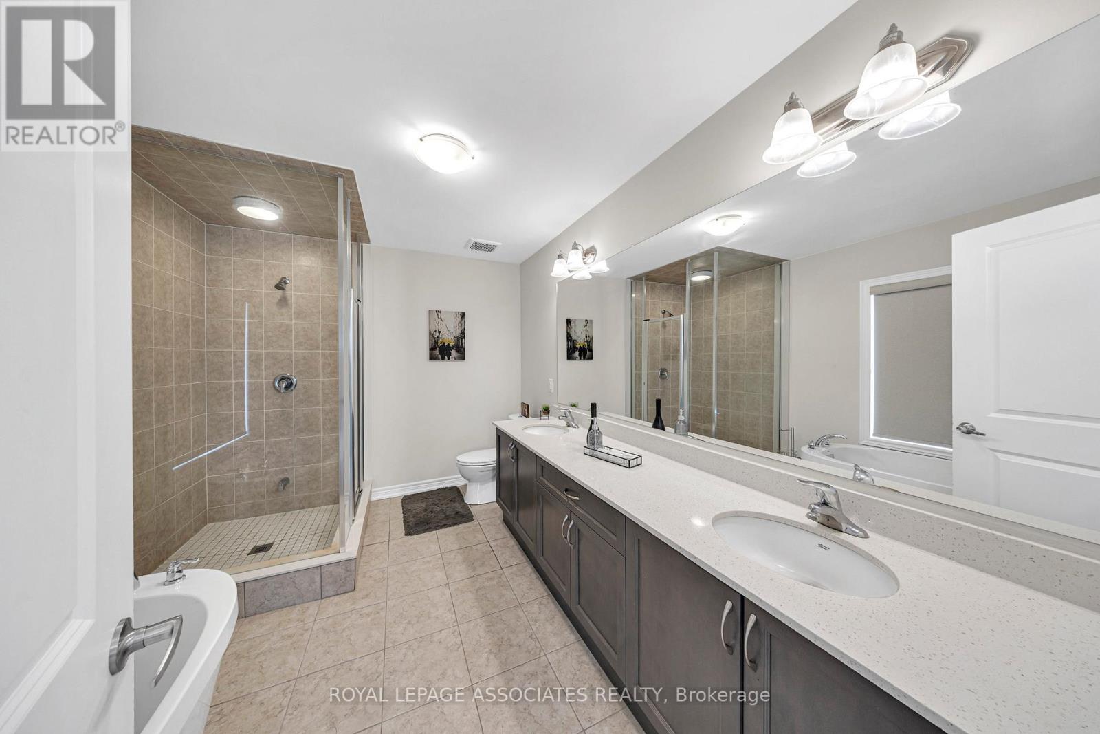 Photo 37 of 44 Elkington Crescent, Whitby ON