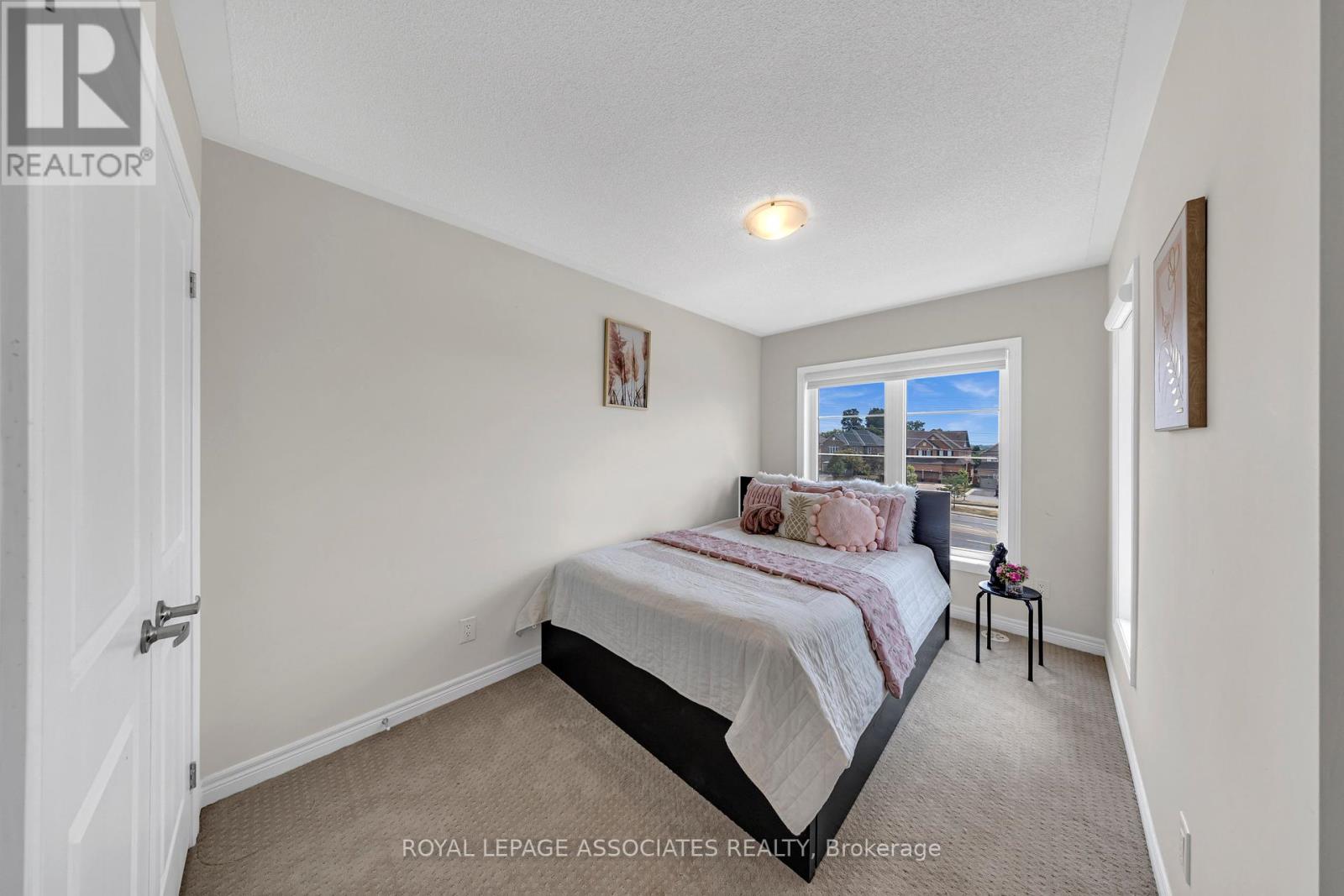 Photo 34 of 44 Elkington Crescent, Whitby ON