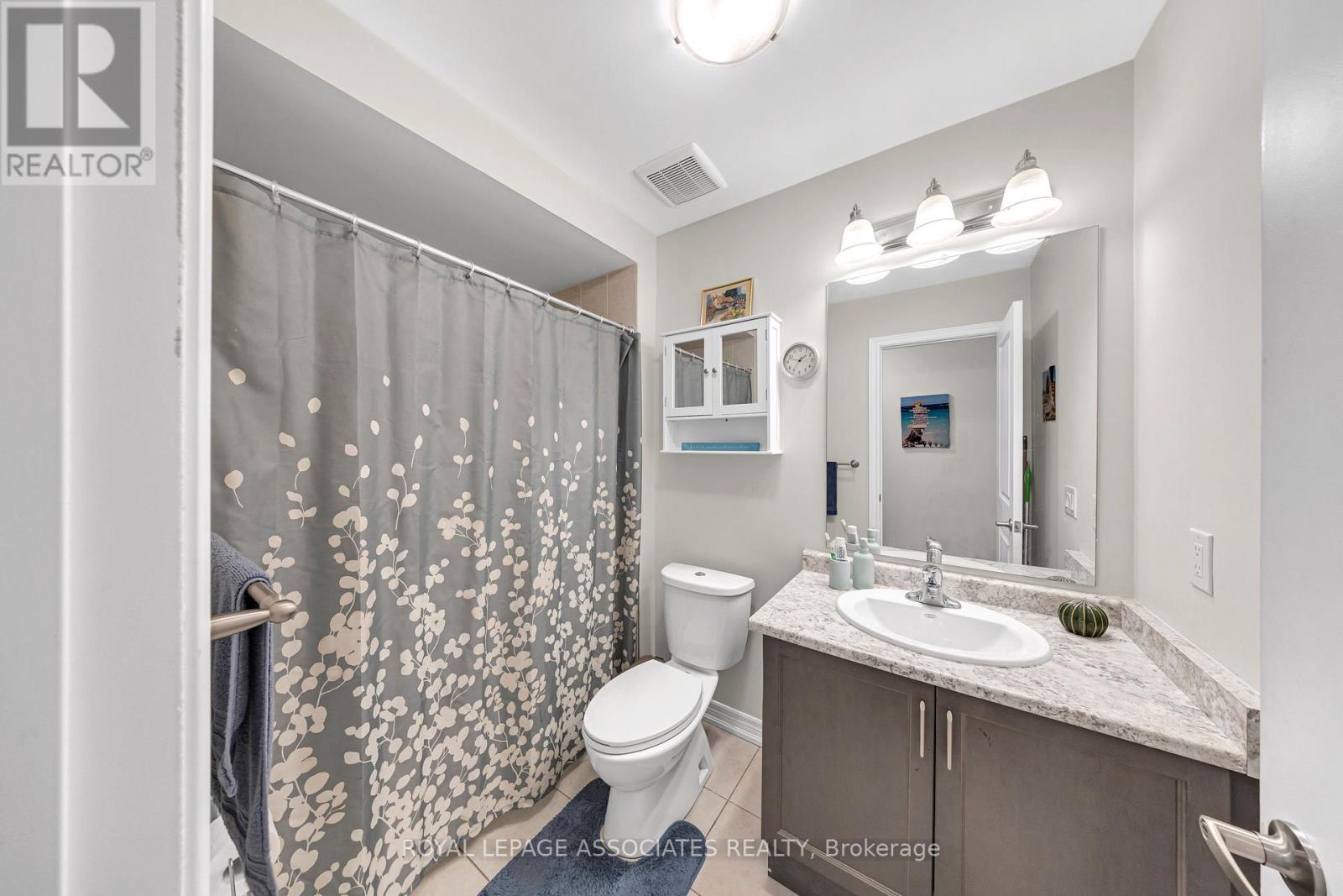 Photo 36 of 44 Elkington Crescent, Whitby ON