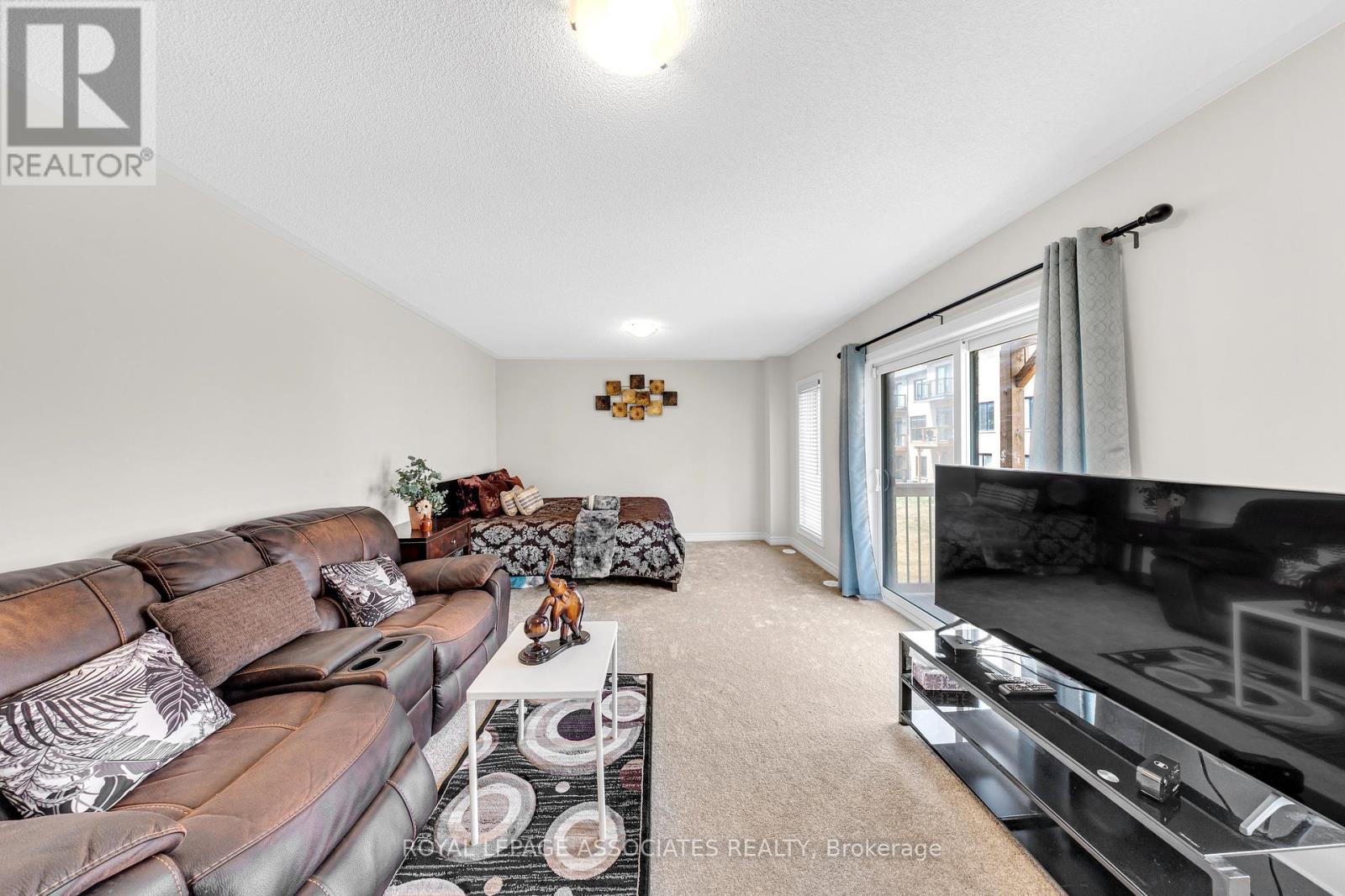 Photo 31 of 44 Elkington Crescent, Whitby ON