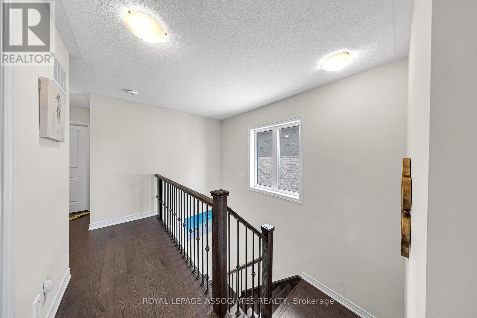 Photo 33 of 44 Elkington Crescent, Whitby ON