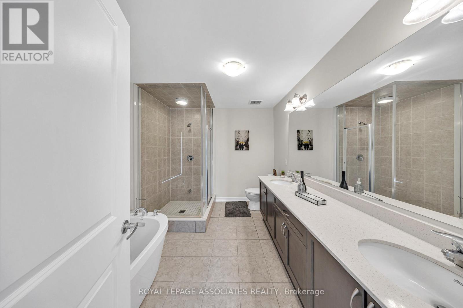 Photo 38 of 44 Elkington Crescent, Whitby ON