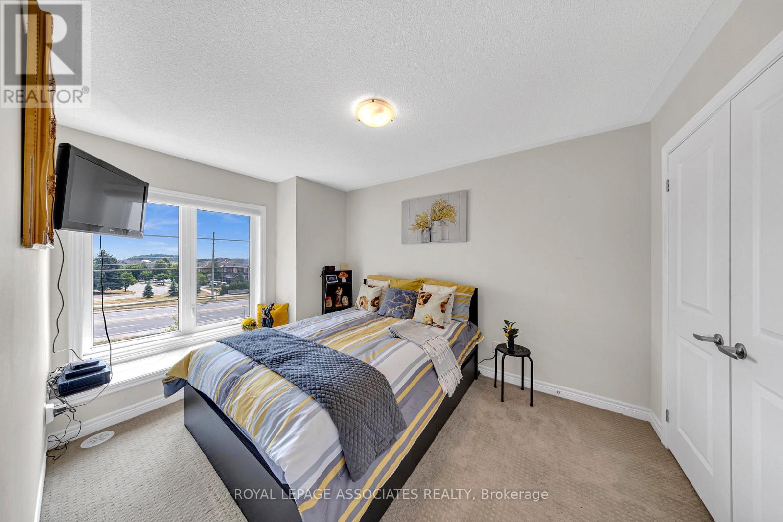 Photo 35 of 44 Elkington Crescent, Whitby ON