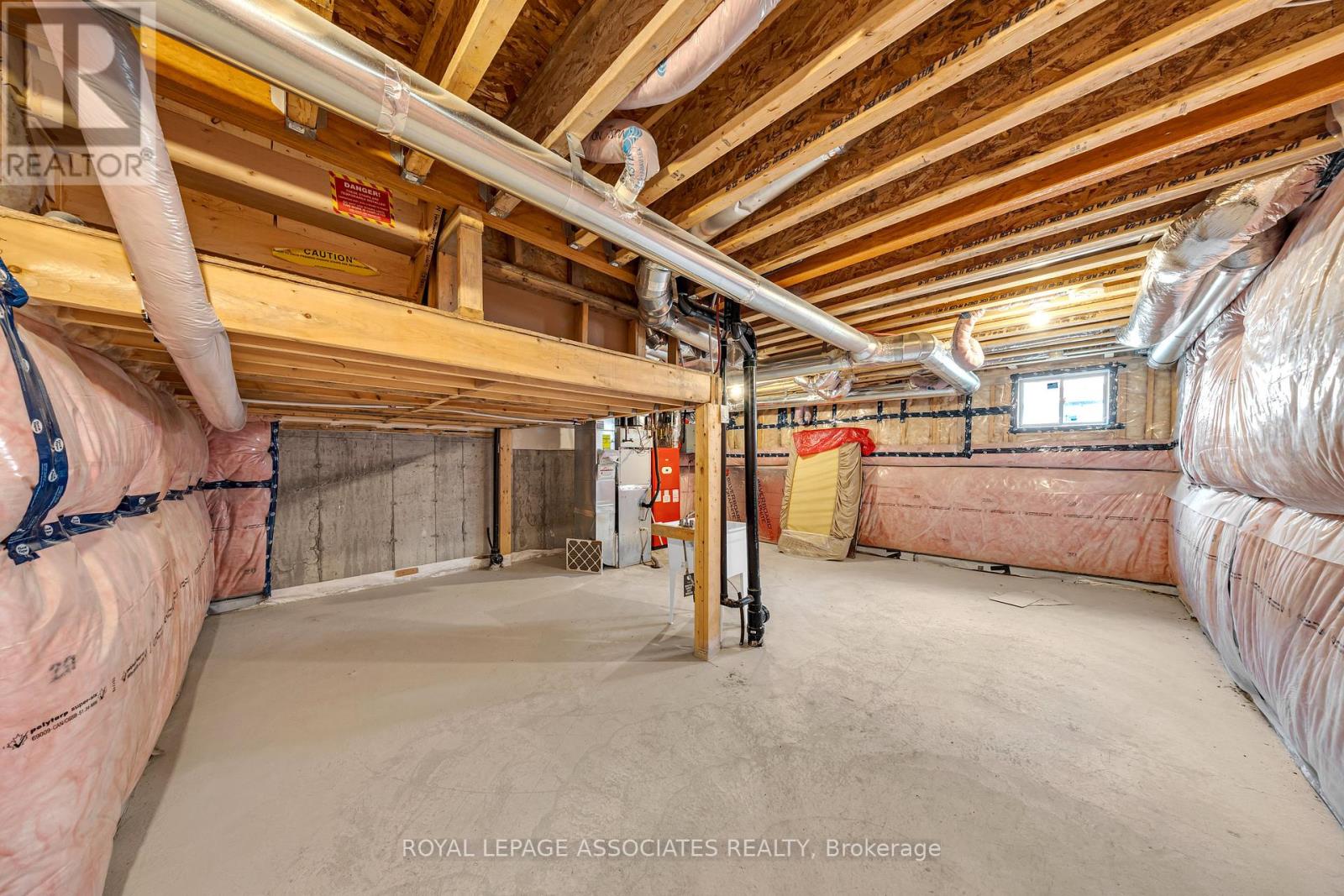 Photo 4 of 44 Elkington Crescent, Whitby ON