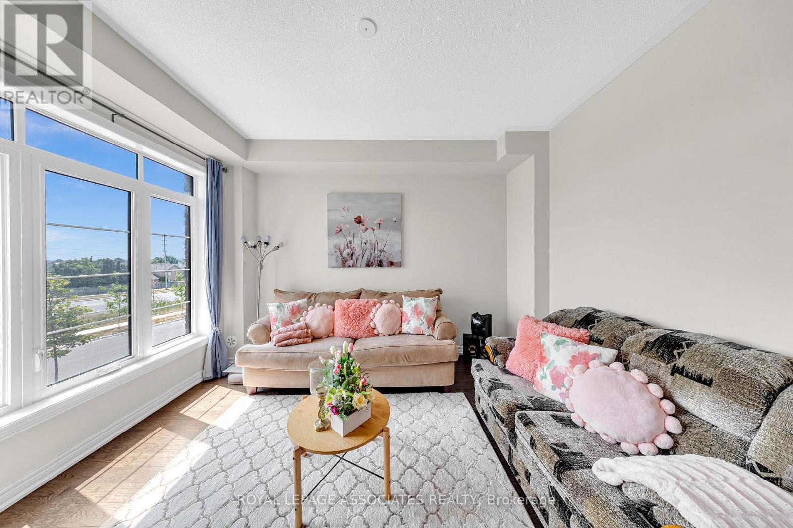 Photo 6 of 44 Elkington Crescent, Whitby ON