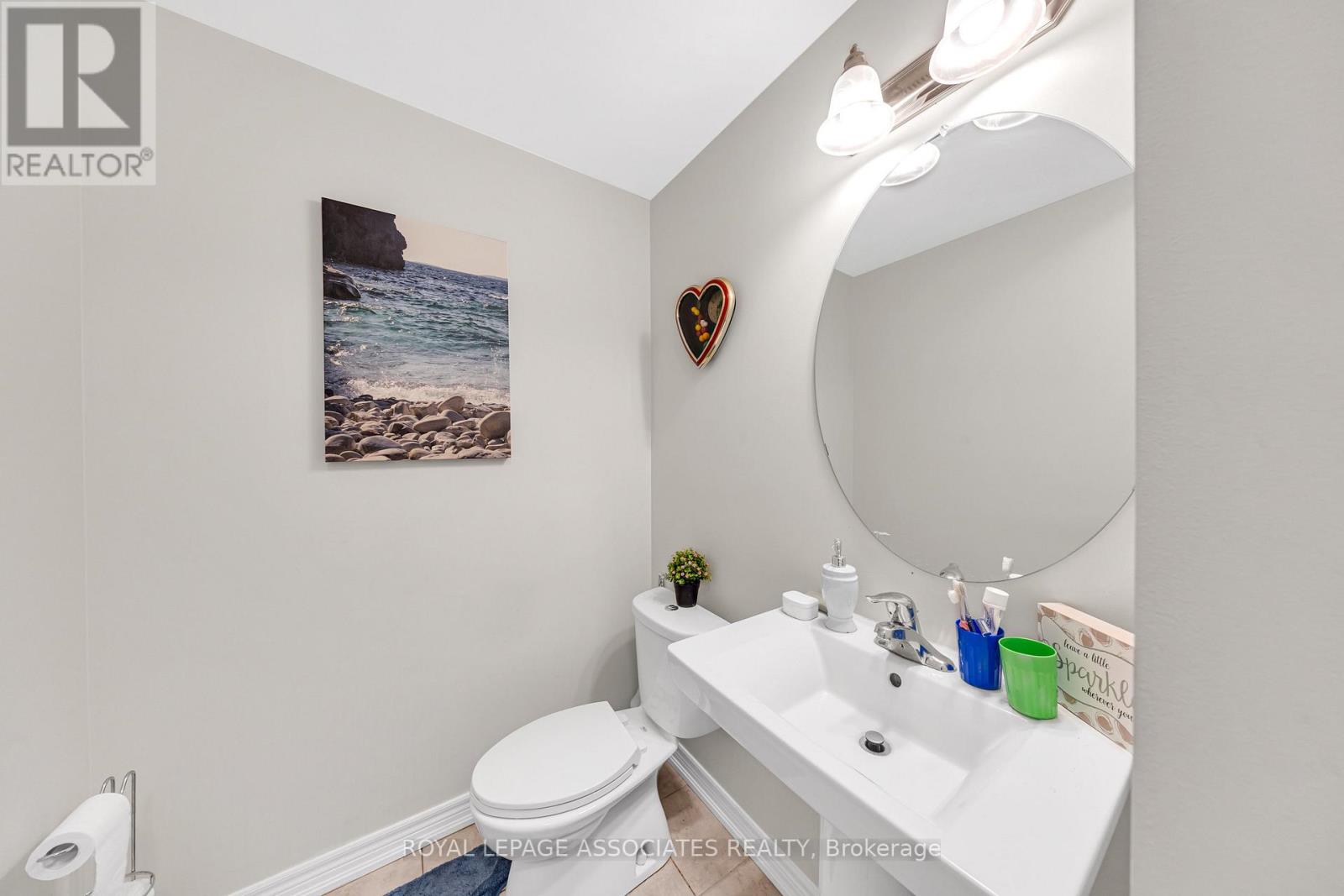 Photo 8 of 44 Elkington Crescent, Whitby ON