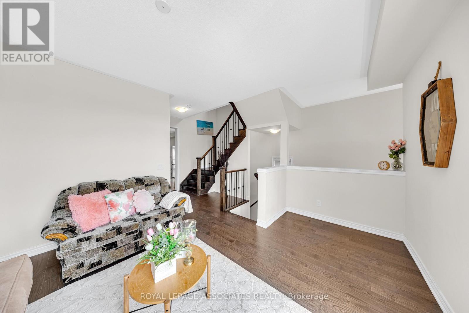 Photo 7 of 44 Elkington Crescent, Whitby ON