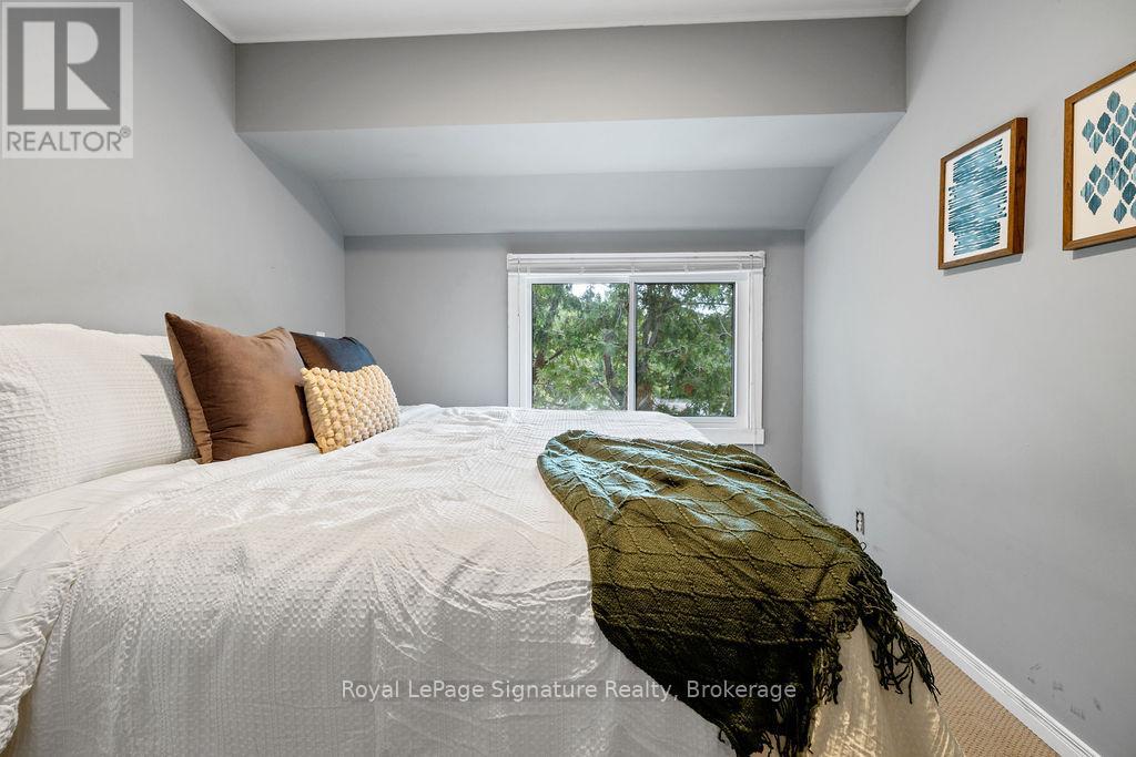 Photo 17 of 124 Escarpment Crescent, Collingwood ON