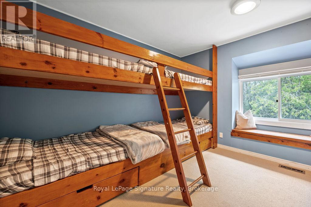 Photo 18 of 124 Escarpment Crescent, Collingwood ON