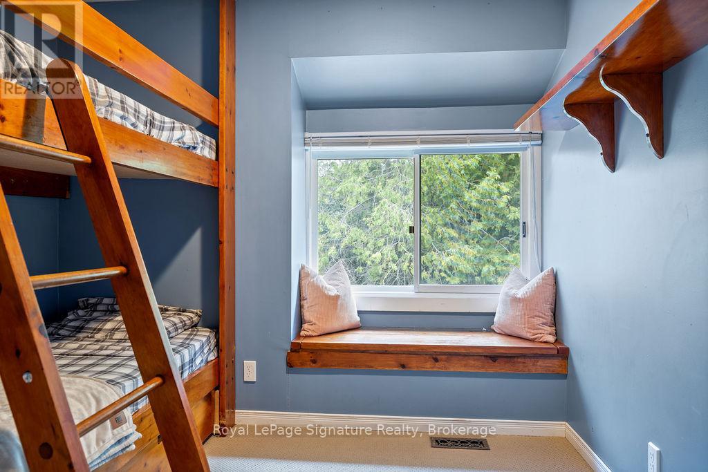 Photo 20 of 124 Escarpment Crescent, Collingwood ON