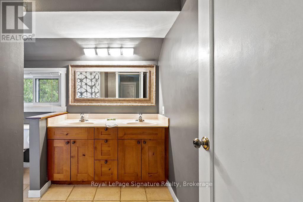 Photo 23 of 124 Escarpment Crescent, Collingwood ON