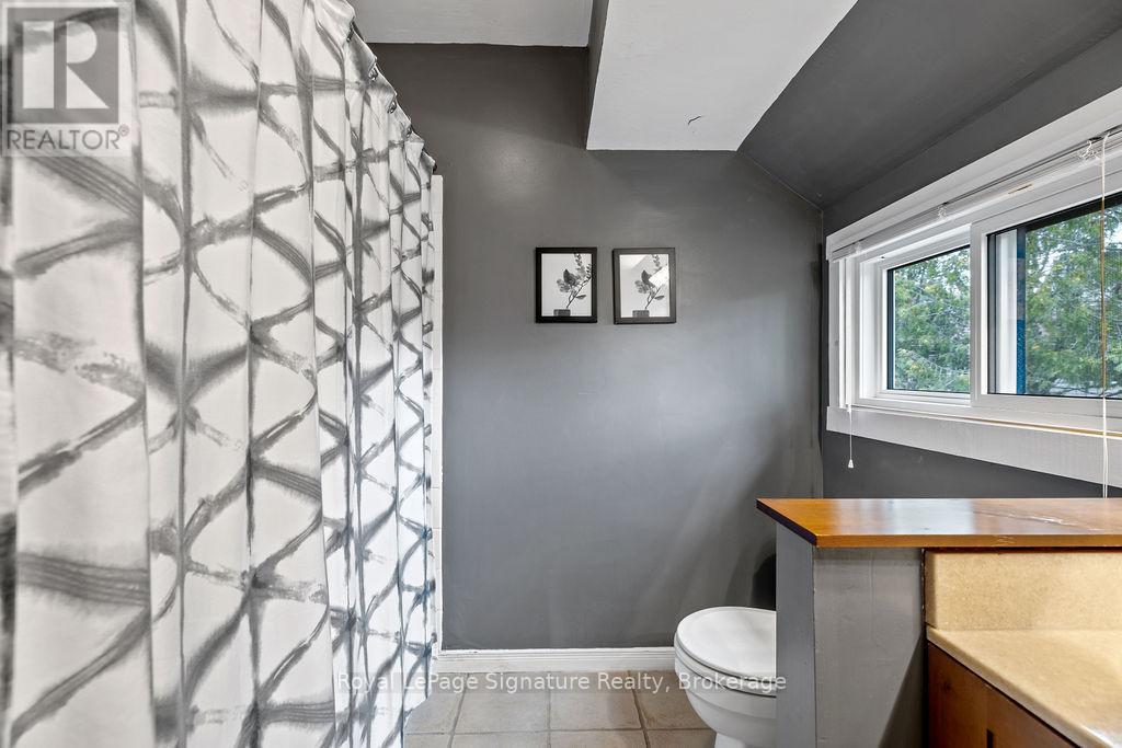 Photo 25 of 124 Escarpment Crescent, Collingwood ON
