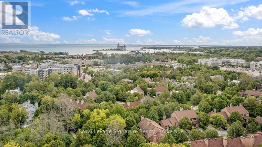Photo 32 of 124 Escarpment Crescent, Collingwood ON